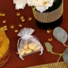 Mini-Organzasäckchen mit Goldmandeln, elegantes Gastgeschenk.