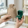 Jutebeutel als elegante Verpackung für einen Ring.