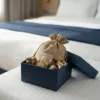 Jutebeutel mit Willkommensgeschenk für Hotelgäste.