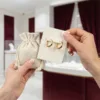 Leinensäckchen als langlebige Verpackung für Schmuck und goldene Ohrringe.