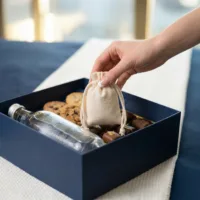 Baumwollsäckchen als ökologische Verpackung für Geschenke in einer Box.