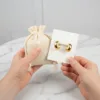 Baumwollbeutel zum Verpacken von Schmuck und Ohrringen.