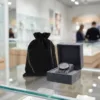 Schwarzes Samtsackerl als Schutzhülle für eine edle Herrenuhr beim Juwelier.