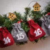 Adventskalender Jutesäckchen 12 x 15 cm - silbern und dunkelrot + weiße Zahlen Branchen / Kategorien