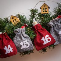 Adventskalender Jutesäckchen 12 x 15 cm - silbern und dunkelrot + weiße Zahlen Branchen / Kategorien