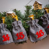 Adventskalender Jutesäckchen 12 x 15 cm - graue + rote Zahlen Weihnachten