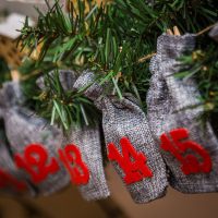 Adventskalender Jutesäckchen 12 x 15 cm - graue + rote Zahlen Geschenkverpackung