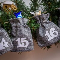 Adventskalender Jutesäckchen 12 x 15 cm - graue + weiße Zahlen Anlässe und Feiern