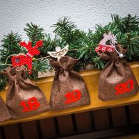 Adventskalender Jutesäckchen 13 x 18 cm – natur-dunkel + rote Zahlen Anlässe und Feiern