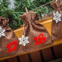 Adventskalender Jutesäckchen 13 x 18 cm – natur-dunkel + rote Zahlen Weihnachten