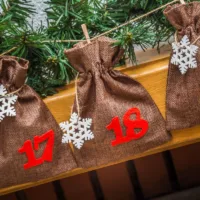 Adventskalender Jutesäckchen 13 x 18 cm – natur-dunkel + rote Zahlen Weihnachten