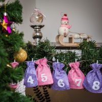 Adventskalender Jutesäckchen, Größe 12 x 15 cm, rosa und violett + weiße Zahlen Gelegenheit Beutel