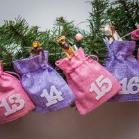 Adventskalender Jutesäckchen, Größe 12 x 15 cm, rosa und violett + weiße Zahlen Jutesäckchen