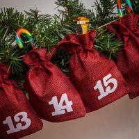 Adventskalender Jutesäckchen 13 x 18 cm - dunkelrot + weiße Zahlen Alle Produkte