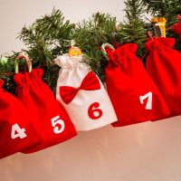 Adventskalender Veloursbeutel, Größe 15 x 20 cm - rot und weiß + weiße und rote Zahlen Alle Produkte