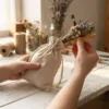Leinen Säckchen in den Händen beim Verpacken von getrocknetem Lavendel