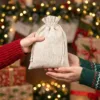 Leinensäcke als weihnachtliche Geschenkverpackung vor festlicher Dekoration