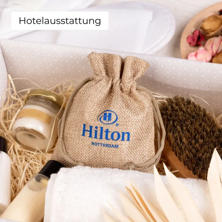 Bedruckte Jutebeutel mit Hilton-Logo, hochwertige Verpackung für Hotelzubehör in Österreich.