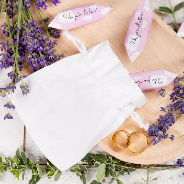 Feines weißes Satinsackerl für Hochzeitsringe oder Gastgeschenke.