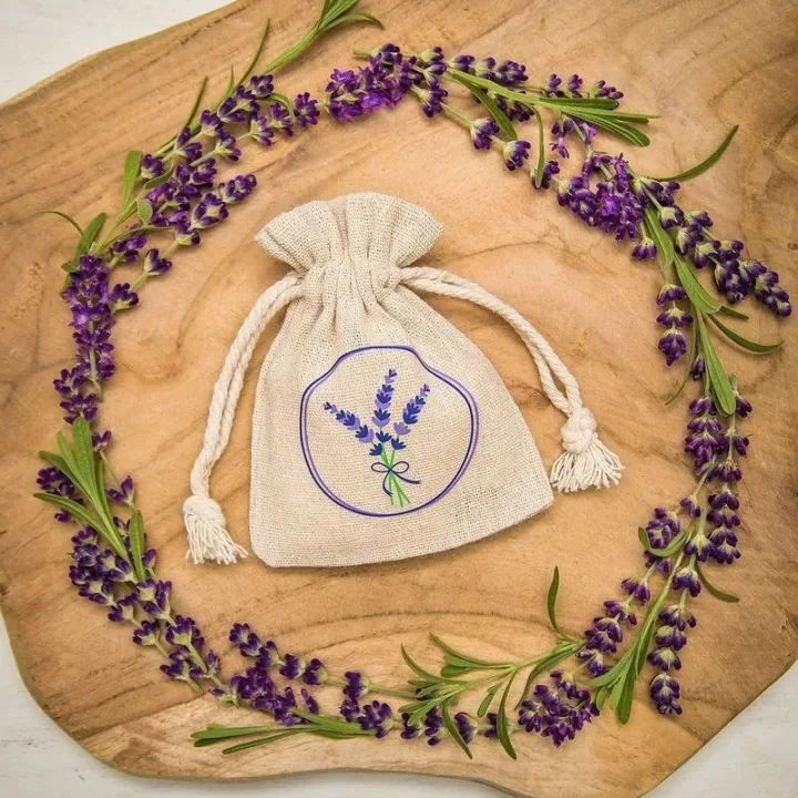 Baumwollbeutel für Lavendel und Duftblüten mit Lavendeldruck im Kranz.